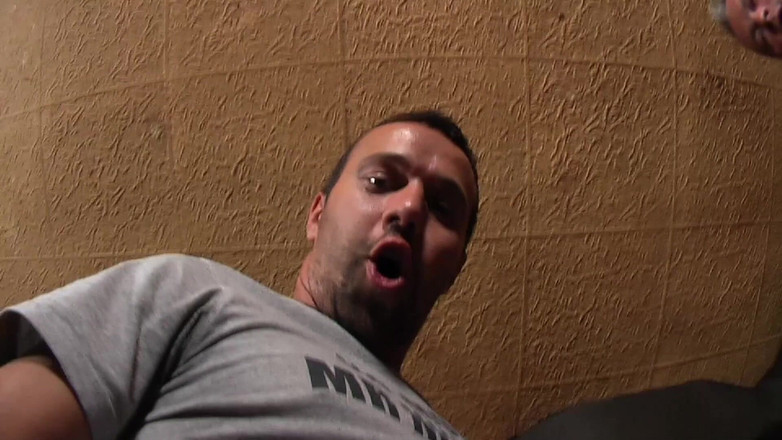 Old & Young: 老 &amp; 年轻 - 丰满的黑发女郎在公共场合被两个男人操，看她呻吟！