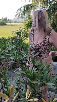Martina in un costume da bagno leopardato lucido