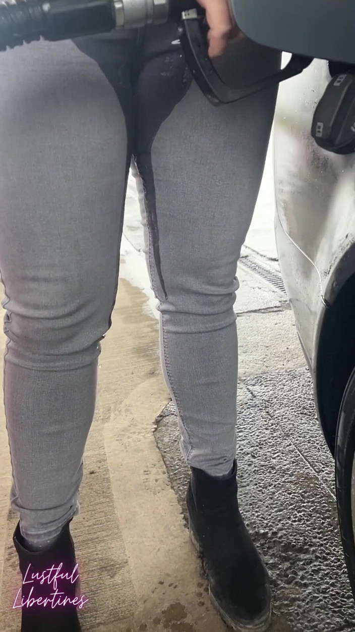 Lustful Libertines: Jeans Benetzend, Als Ich Mein Auto Am Bahnhof Wieder Füllte -...
