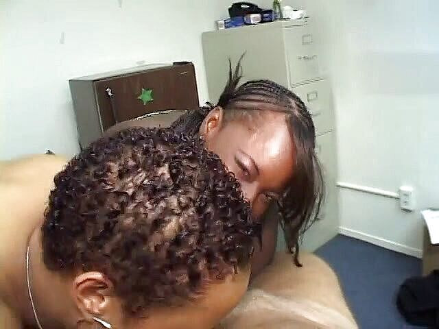 Wild Suckers: Ebony Trio menghisap jantan putih dan berkongsi pancutan maninya