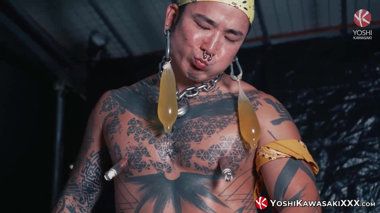 Yoshi Kawasaki XXX: Yoshikawasakixxx - sapık Yoshi Kawasaki kendi çişini içiyor