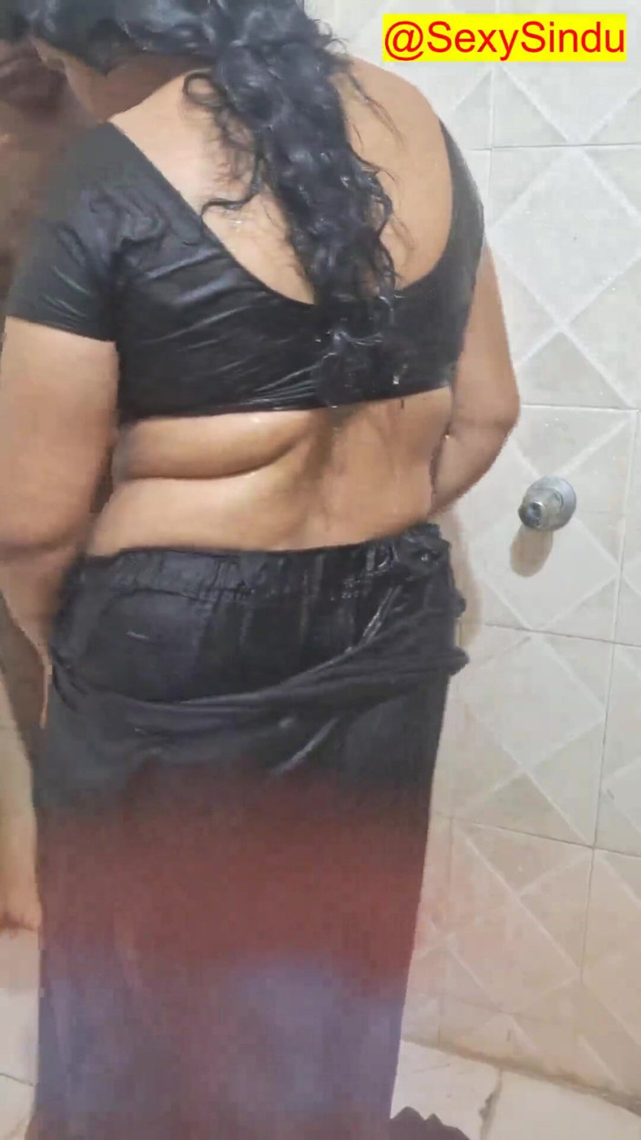 Sexy sindu: Hintli evli kadın sari içinde banyo yapıyor