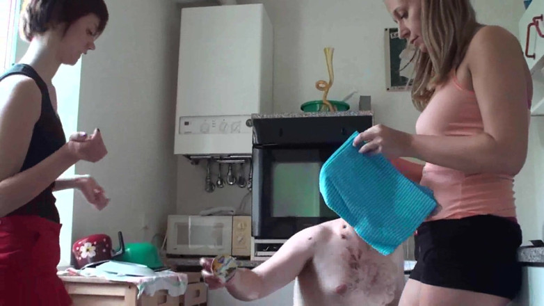 Femdom Austria: La produzione di in cucina continua