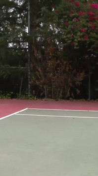 Tenis kortunda üç demli sikişiyor