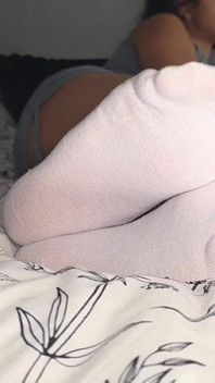 Jeu silencieux avec de gros pieds dans et en dehors des chaussettes