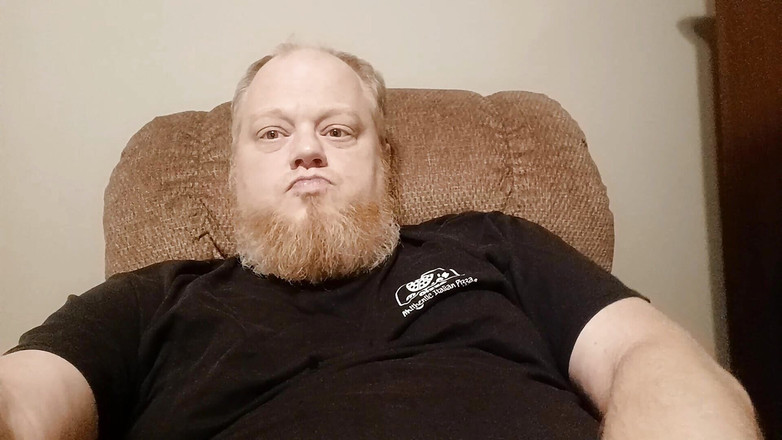 Johnny Red: Je caresse ma grosse bite, barbe fraîchement rasée