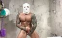 Maximus Barmin: Cơ bắp đeo mặt nạ trong phòng tắm