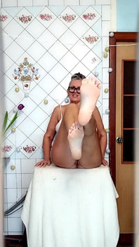 Die Attraktive, Reife Hausfrau Lukerya Entkleidet Sich Und Neckt Mit Ihren Riesigen Brüsten in Der Küche.