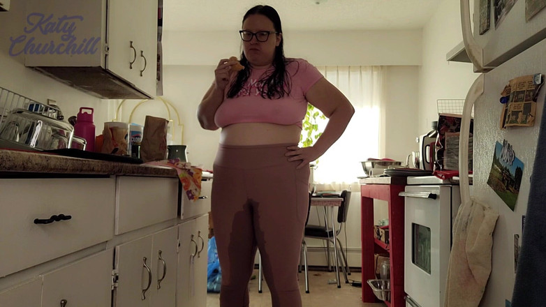 Katy Churchill: Grăsuța se pișă peste tot