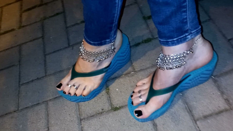 Heelex: Un amant des pieds dans des tongs sexy