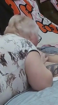 Vrouw met bril zuigt aan mijn lul totdat ze klaarkomt