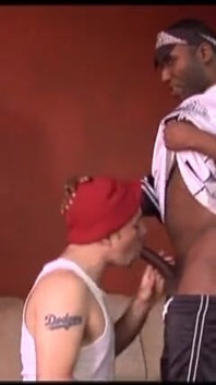 Lelaki Latino dikongkek rakannya xxl zakar hitam