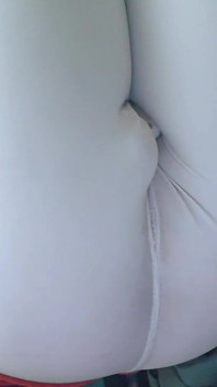 Gozada através de leggings brancas da Nike usando uma bala no vibrador