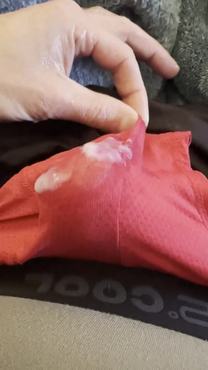 Gay Soldier Stuff: Legersoldaat trekt zich af in uniform en komt klaar door...