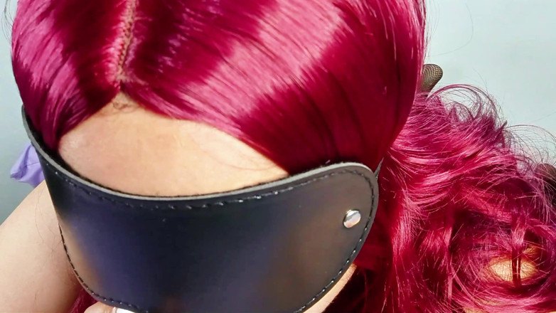 Samira Ortega: Rothaarige mit Maske von einem riesigen dildo in ihre muschi...