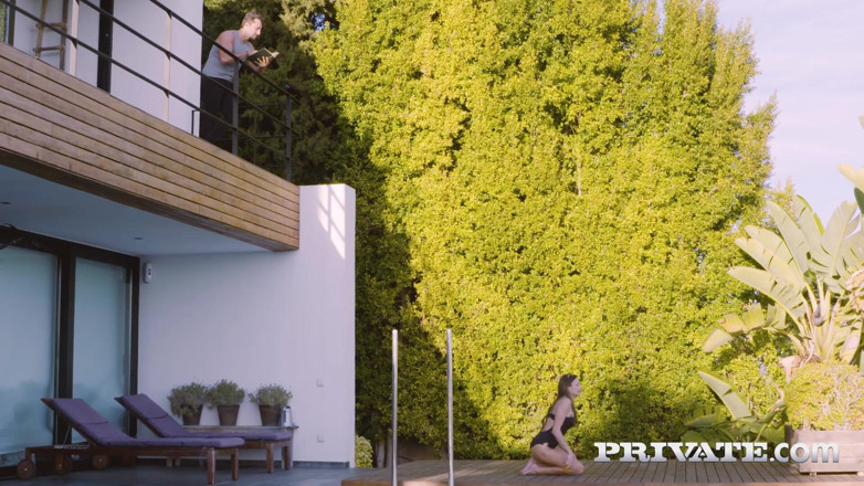 Private.com: Talia Mint se fait baiser au bord de la piscine