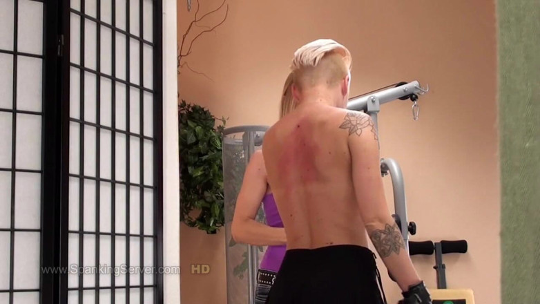 Spanking Server: Tatuada Cora nua nas costas castigando chicote