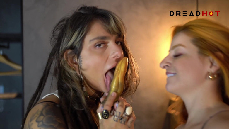 Dread Hot: Моя подруга прийшла з новими іграшками для нас, мені дуже подобалося гратися і сидіти на них разом із нею — Частина 1