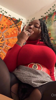 Tettona ebano scopa un dildo nei suoi collant strappati