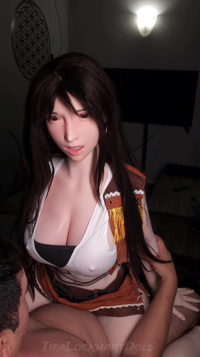 Tifa Lockhart Doll: Tifa jeździ szczęśliwym gościem VIP aż do kremówka