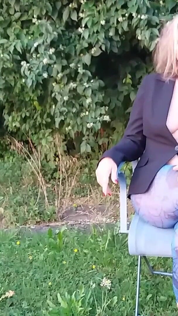martinawest: 透けるレギンスを履いたセクシーで成熟した女性。