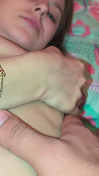 의붓형제가 뒤에서 거대한 자지로 세게 박으며 꽉 조인 외음부에 많은 정액을 쏟아부었다. 신음과 오르가즘