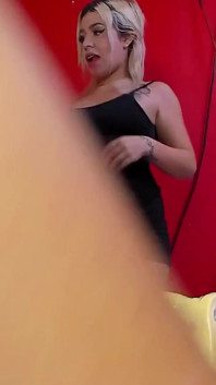 Des lesbiennes sexy se font baiser par un énorme gode et se masturbent avec un vibromasseur