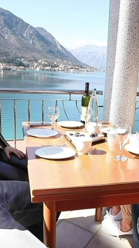 Offentlig! Ryckte av en het kuk på en restaurang
