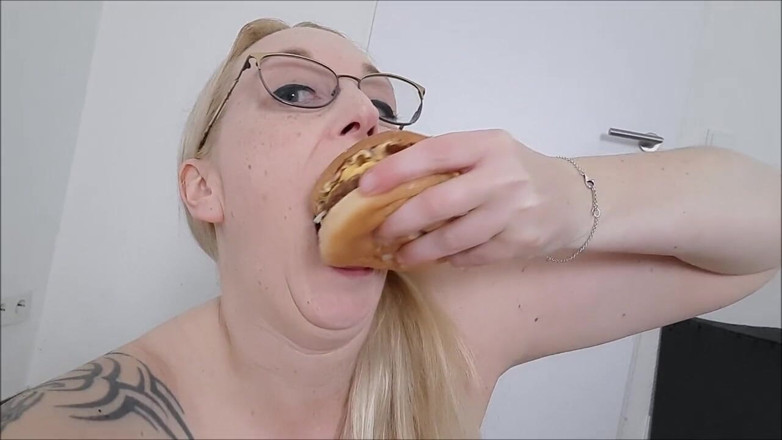 Sally Secret: My Delicious Juicy Pee Burger!!