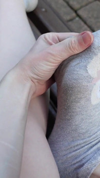Socken Entfernen Und Barfuß Auf Dem Gras Gehen