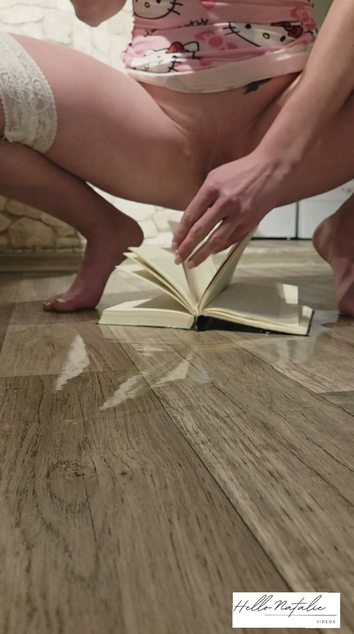 HelloNatalie: Pissen: Voller Strahl Auf Die Seiten: Buch Hemmungslos Vollgepinkelt