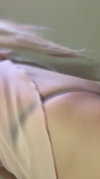 Cewek seksi dengan celana dalam seksi lagi pamer memek aduhainya!