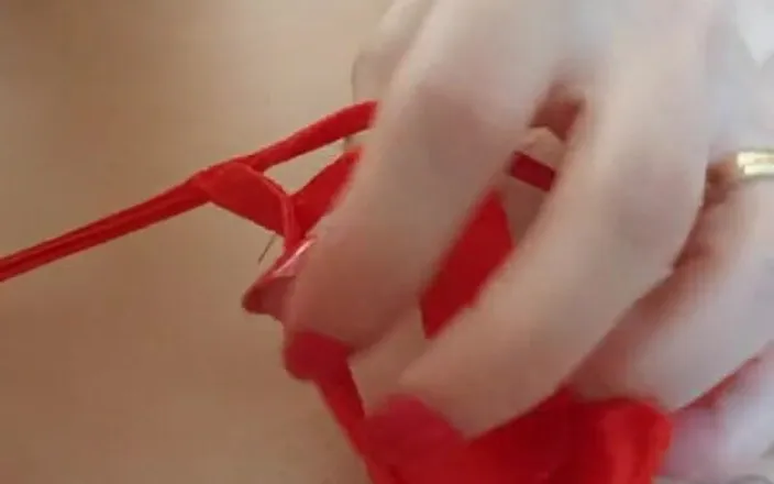 Serenexx: Playing with My Pussy on the Bed