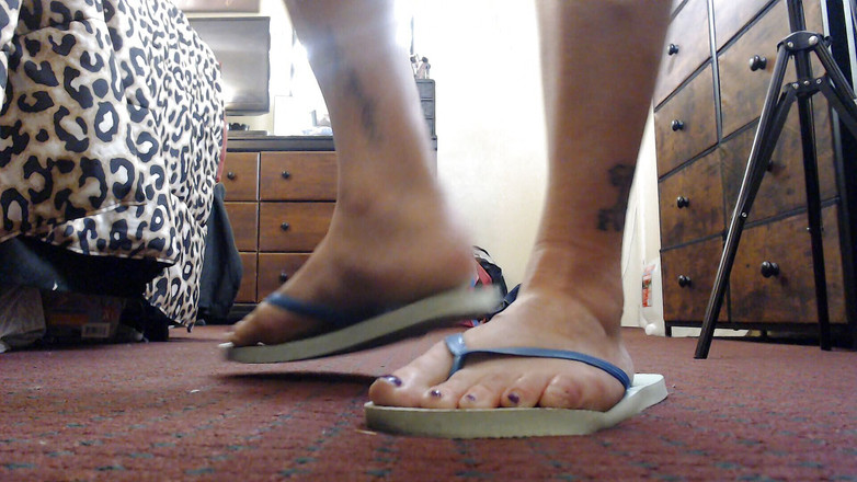 Abby Anna: Infradito schiaffeggiando a passeggio