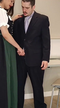 Geleneksel Avusturyalı dirndl giyiyor ve onu sıvazladı