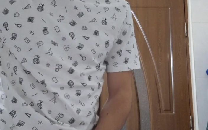 The college boy: Быстрая мастурбация в ванной