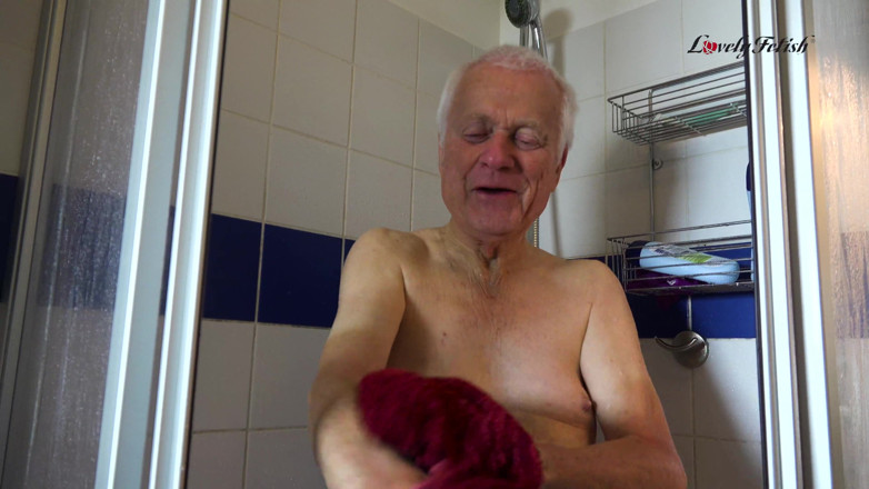 Lovely Male Fetish: Trimisă la duș și rasă