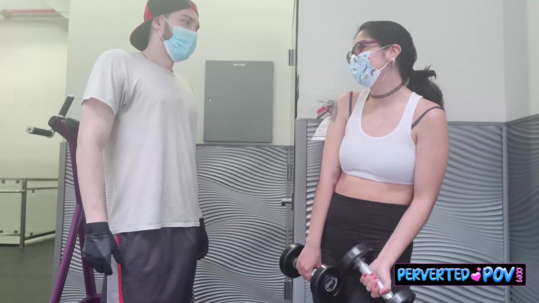 Perverted POV: Onlyfans模特在健身房从男人那里得到内容