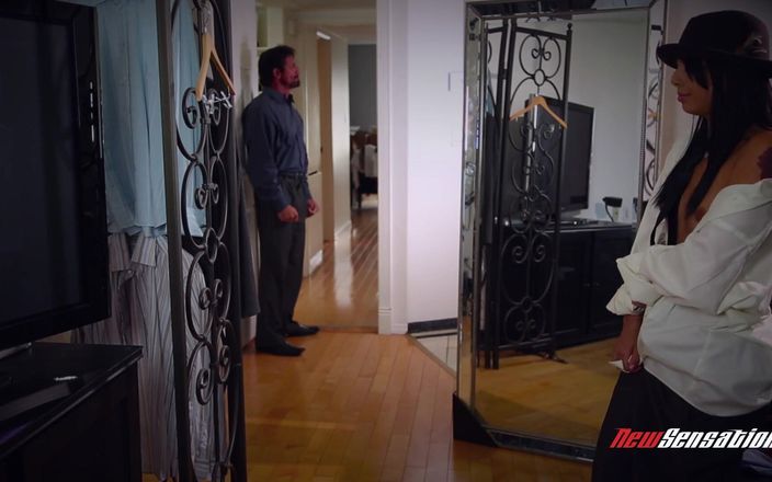 FamilyXXX: Gina üvey babaya arkadaşça avantaj sağlıyor