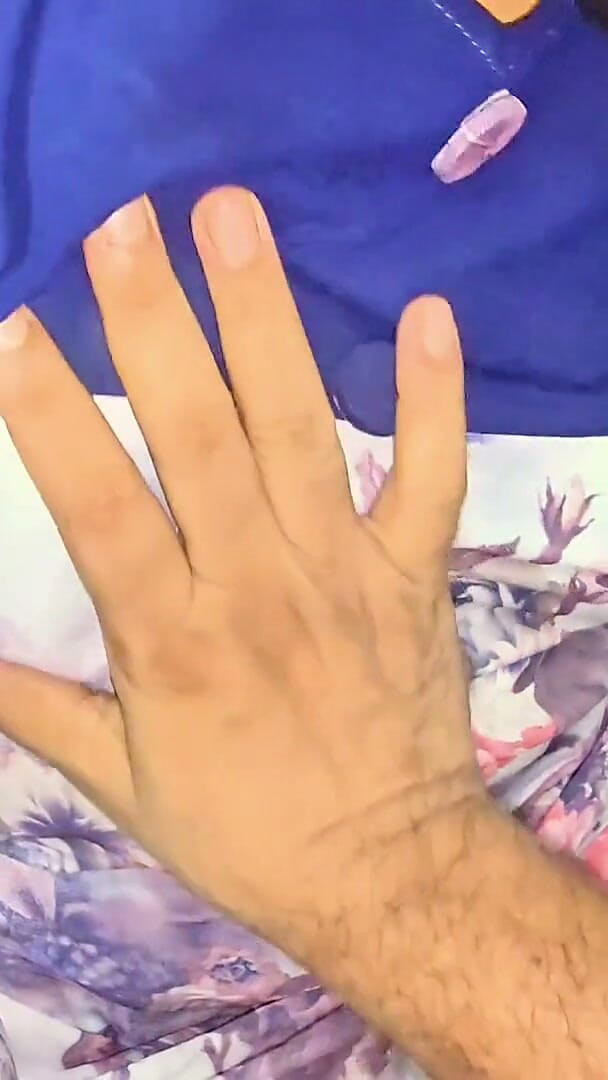 BD_X_HUB: 我挤压了我嫂子的大乳房，后入式操了她。