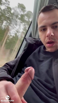 Stiefzoon Benni Schulte op een busrit