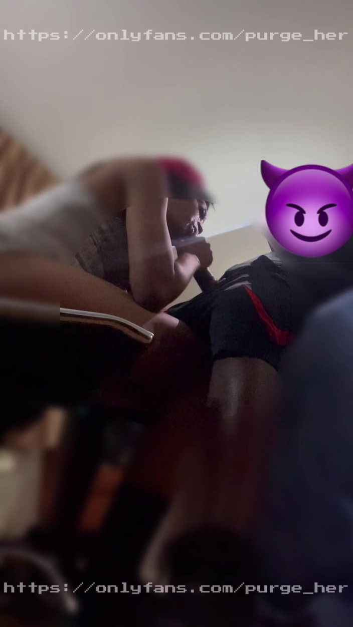 Purge_her: Emo Slut Trabalha Duro Para Uma Gozada