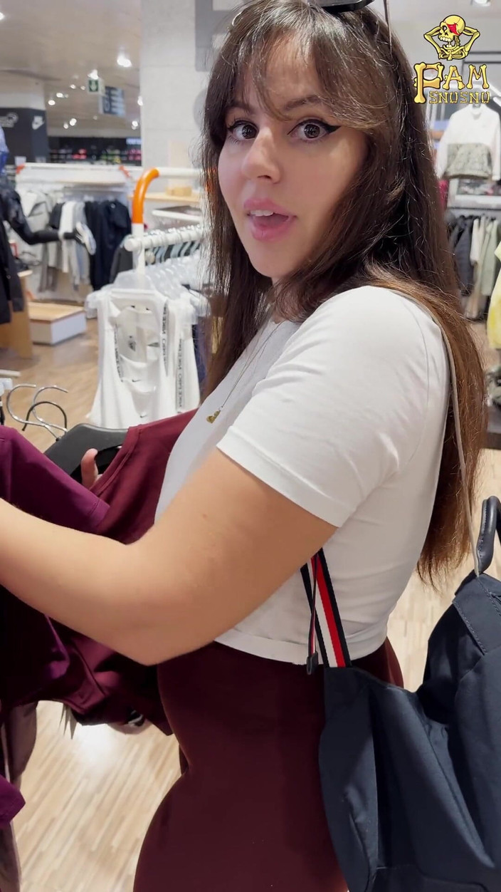 Pamsnusnu: Красуня з великими цицьками приміряє одяг у примірочній і закінчує тим, що смокче член