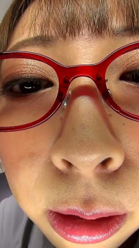 Nao Yuuki faz a terapia que você não imagina com língua e muita saliva.
