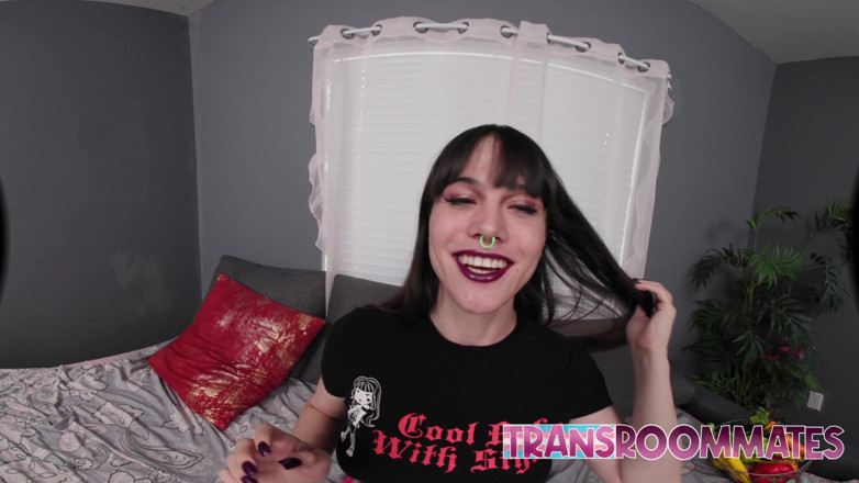 Trans Roommates: Yaramaz trans nyxi leon anal mastürbasyon yapıyor ve boşalıyor