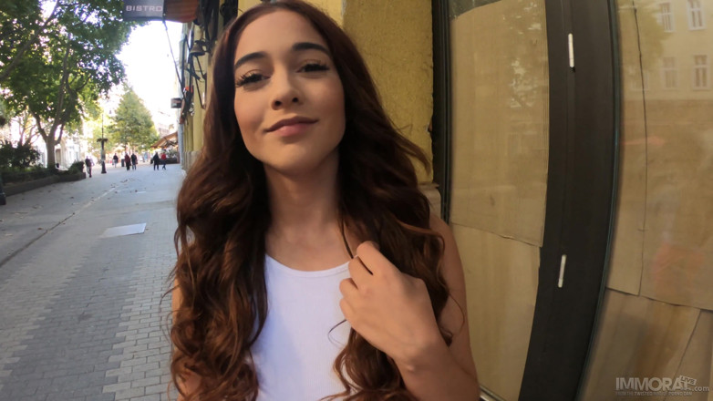 Immoral Live: Brunette schoonheids peer drukt haar coach om haar te neuken...