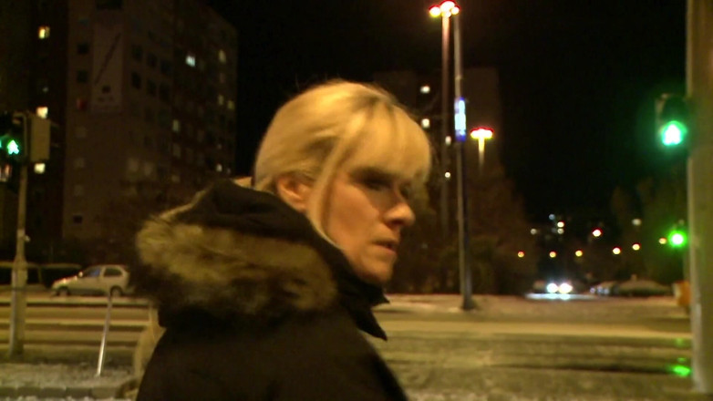MMV Deutschland Porno: Seksowna napalona blondynka ssie swojego kutasa na zewnątrz w POV