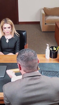 Milf fierbinte scurge pula directorului cu găurile ei murdare pentru a salva viitorul fiicei vitrege ~ scenă completă gratuită