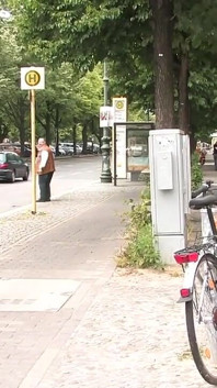 Flexible rothaarige wird draußen gefesselt und nackt ausgezogen