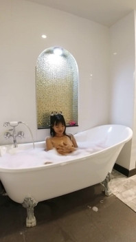 Horny Bath Time in a Luxury Room